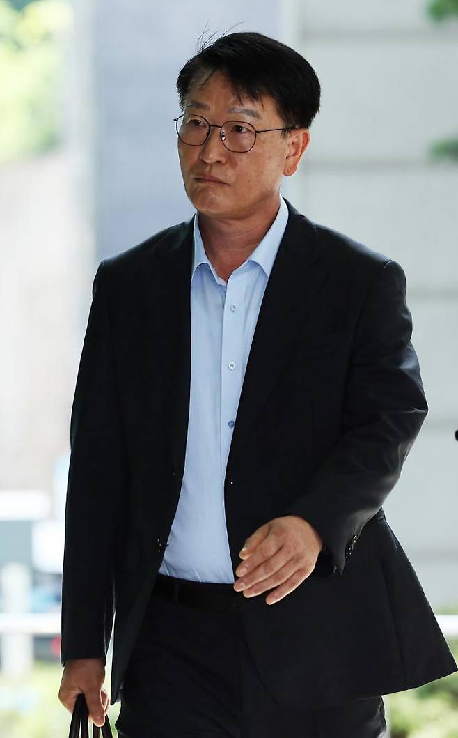 Lee Young-pal, deputy commissioner of the National Fire Agency, heads to Special Counsel Cho Eun-seok’s office at the Seoul High Prosecutors’ Office in Seocho-gu, Seoul, on July 22 to undergo questioning regarding allegations that former President Yoon Suk-yeol ordered power and water cutoffs to certain media outlets, including the Kyunghyang Shinmun, at the time of martial law declaration on December 3 last year. / Yonhap News