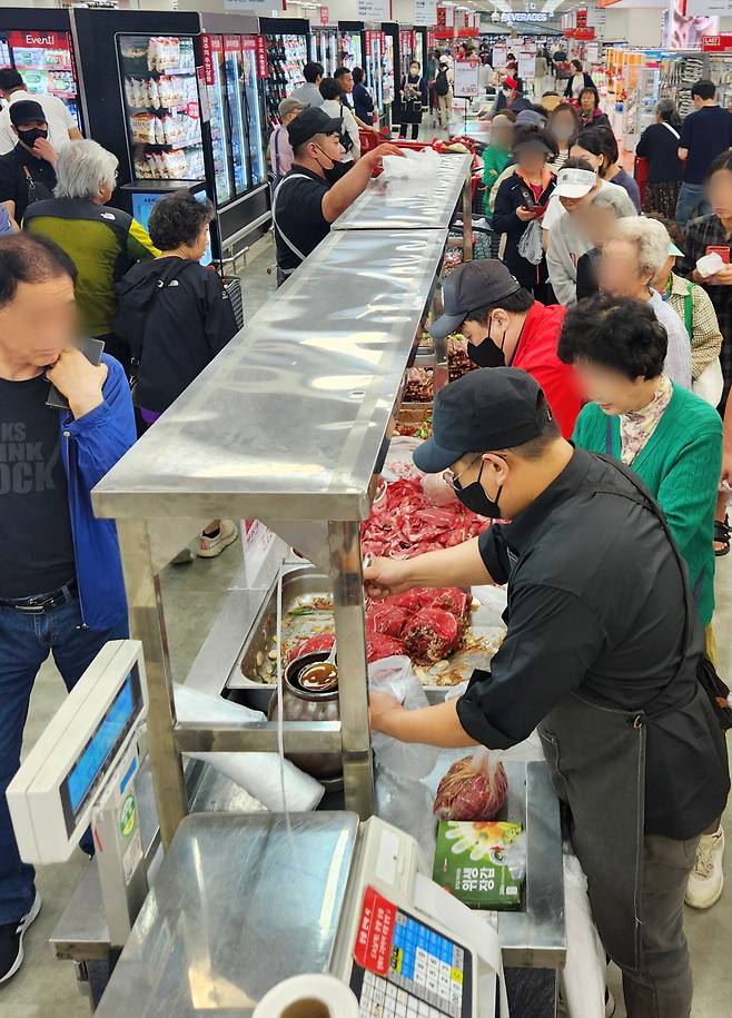 A meat section at a Lotte Mart offers steep discounts during a pre-closing sale. [LOTTE MART]