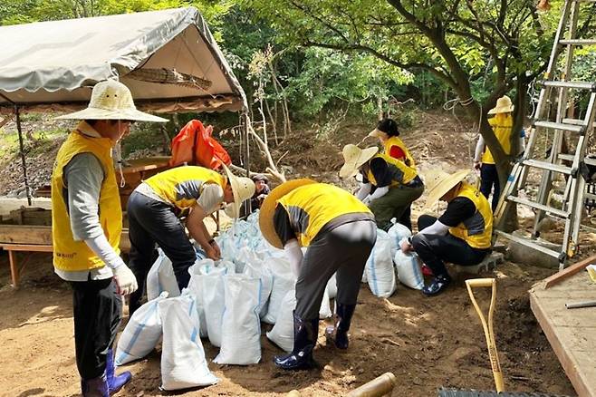 23일 충남 서산시 수해 피해 마을에서 환경정비 활동을 전개하는 국가철도공단 직원봉사단. 국가철도공단