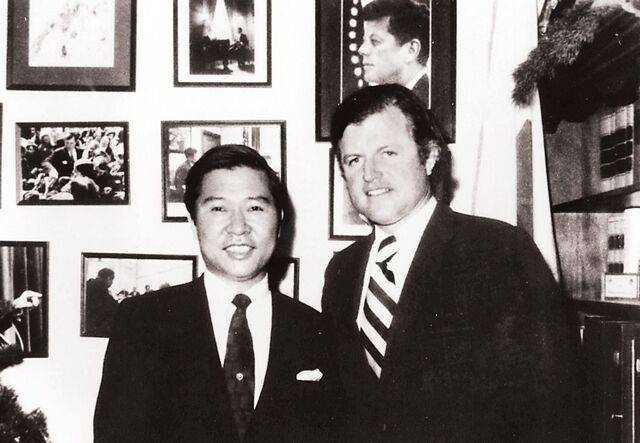 미국 방문 중 1971년 2월 에드워드 케네디 상원의원과 만난 김대중 전 대통령. 한길사 제공