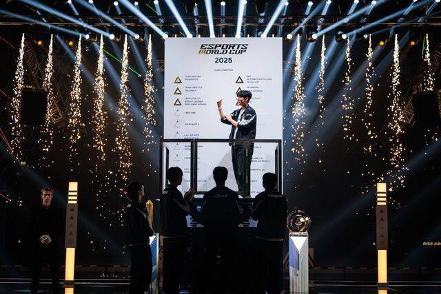 7월 말 ‘리그 오브 레전드’ ‘배틀그라운드’ ‘FC 온라인’ 등 굵직한 e스포츠 대회가 연달아 출발선에 선다. 지난 21일 e스포츠 월드컵 LoL 종목에서 우승한 뒤 세레모니 하는 젠지 ‘룰러’ 박재혁. 라이엇 게임즈 제공