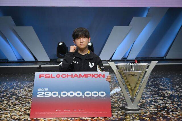 지난 6월 FSL에서 우승한 뒤 기념 사진을 찍은 젠지 ‘원더08’ 고원재. 넥슨 제공