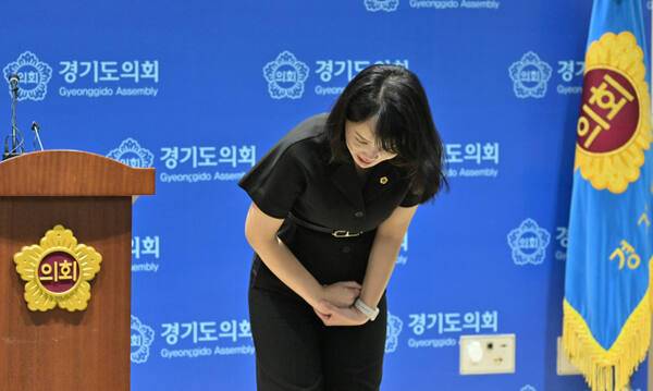 23일 오전 예고했던 기자회견을 돌연 취소한 이인애 경기도의원이 기자회견장에 와 취소 사실을 전하며 사과하고 있다. 홍기웅기자