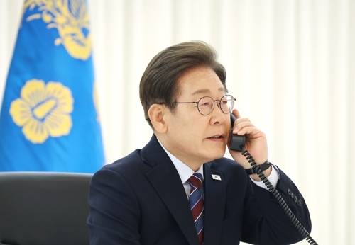 이재명 대통령이 지난달 6일 서울 한남동 관저에서 도널드 트럼프 미국 대통령과 전화 통화를 하기 위해 수화기를 들고 있다. [연합뉴스]