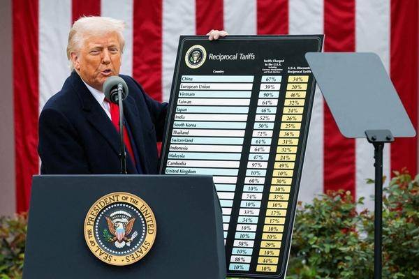 도널드 트럼프 미국 대통령이 지난 4월 2일(현지시간) 워싱턴DC 백악관 로즈가든에서 국가별 상호관세율 현황표를 들고 취재진에게 설명하고 있다. [로이터연합뉴스]