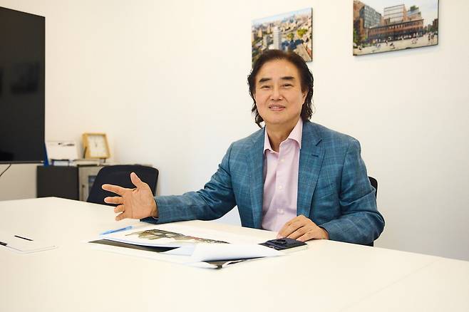 박화영 회장이 매일경제와 인터뷰하며 뉴욕 아파트 개발 사업에 대해 설명하고 있다.
