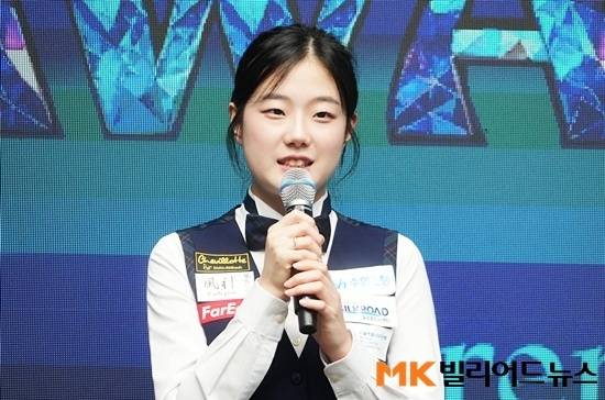 시상식 후 허채원이 우승 소감을 밝히고 있다.