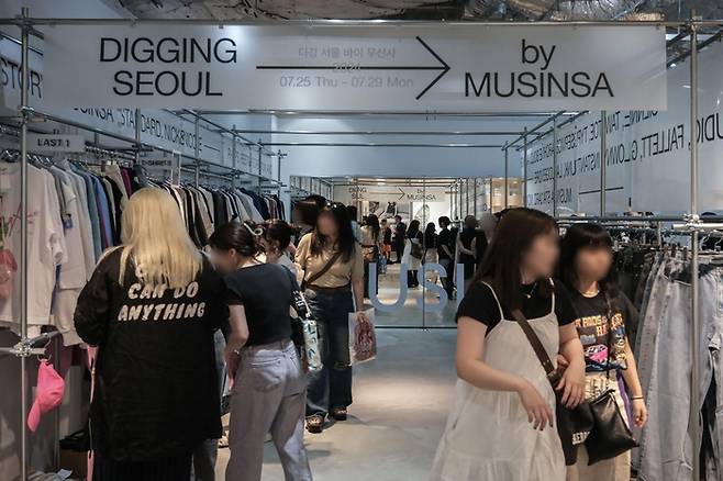 작년 7월 일본 도쿄 라포레 하라주쿠에서 ‘디깅 서울 바이 무신사’를 주제로 열린 팝업 스토어 현장 모습. [사진제공=무신사]