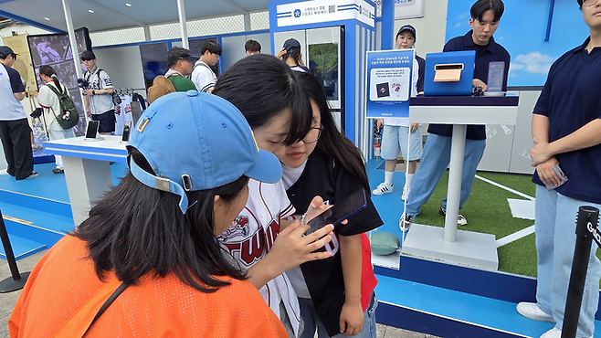 갤럭시 폴더블 신제품을 체험하고 있는 관람객. [사진=권민선 인턴기자]