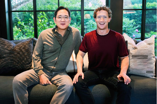 11일(현지시간) 이재용 삼성전자 회장이 미국 서부 팔로 알토에 있는 마크 저커버그 메타 CEO 자택에서 기념 사진을 촬영하는 모습. (사진=삼성전자 제공)