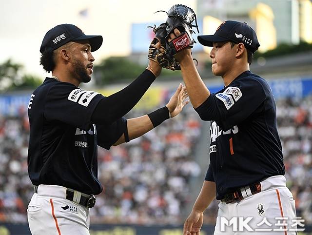 리베라토에게 고마움을 전하고 있는 문동주. 사진(잠실 서울)=천정환 기자