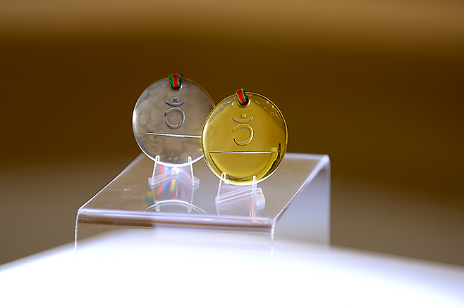 김임연이 기증한 1992 바르셀로나 패럴림픽 금메달과 은메달. 사진=서울올림픽기념국민체육진흥공단