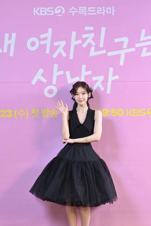 아린이 ‘S라인’과 ‘내 여자친구는 상남자’를 동시기에 공개하게 된 소감에 대해 말했다. / 사진 = KBS