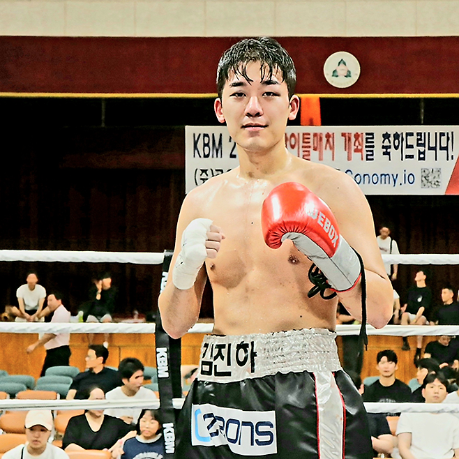 김진하가 2025년 7월 서울특별시 용산구 이태원초등학교 특설링에서 한우리복지회회장배 프로복싱대회 코-메인이벤트로 열린 KBM 슈퍼미들급 챔피언결정전 무승부 촬영에 응하고 있다. 사진=한국복싱커미션