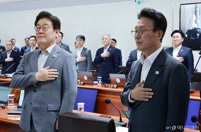 [서울=뉴시스] 최동준 기자 = 이재명 대통령과 김민석 국무총리를 비롯한 참석자들이 15일 서울 용산 대통령실 청사에서 열린 국무회의에서 국민의례를 하고 있다. (대통령실통신사진기자단) 2025.07.15. photocdj@newsis.com /사진=최동준
