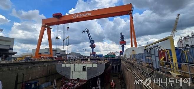 한화필리조선소 4도크에서 국가안보다목적선박(NSMV: National Security Multi-Mission Vessel)이 건조되고 있다. 도크 위로 한화의 영문명이 적힌 골리앗 크레인이 움직이고 있다. /사진=심재현 특파원