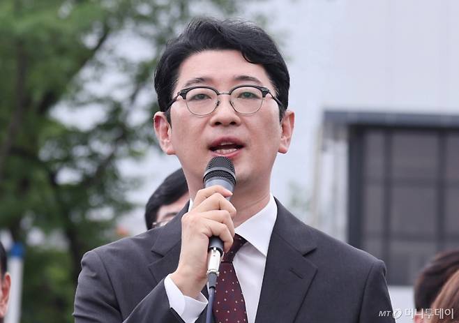 (서울=뉴스1) 박지혜 기자 = 주진우 국민의힘 의원이 1일 서울 용산구 대통령실 앞에서 열린 현장 의원총회에서 김민석 국무총리 후보자 지명 철회를 촉구하고 있다. 2025.7.1/뉴스1  Copyright (C) 뉴스1. All rights reserved. 무단 전재 및 재배포,  AI학습 이용 금지. /사진=(서울=뉴스1) 박지혜 기자