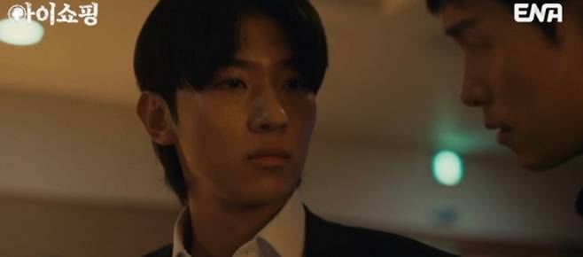 첫 방송 이후 연기력 논란을 불러일으킨 UDT 출신 유튜버 덱스(김진영) /사진=ENA '아이쇼핑' 방송화면