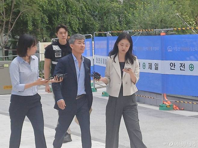 이종호 전 블랙펄인베스트먼트 대표가 23일 오전 서울 종로에 위치한 김건희 특검팀 사무실에 출석하고 있다. /사진=오석진 기자