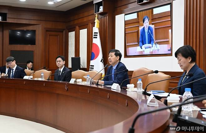 (서울=뉴스1) 이연주 기자 = 구윤철 경제부총리 겸 기획재정부 장관이 22일 서울 종로구 정부서울청사에서 열린 대외경제장관회의를 주재하고 있다. (기획재정부 제공. 재판매 및 DB 금지) 2025.7.22/뉴스1  Copyright (C) 뉴스1. All rights reserved. 무단 전재 및 재배포,  AI학습 이용 금지.