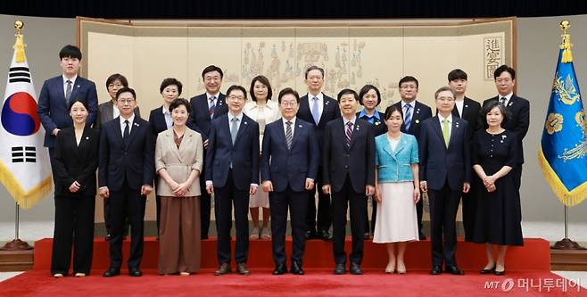 [서울=뉴시스] 고범준 기자 = 이재명 대통령이 23일 서울 용산 대통령실 청사에서 열린 임명장 및 위촉장 수여식에서 참석자들과 기념촬영을 하고 있다.  윗줄 왼쪽부터 정은경 보건복지부 장관과 자녀, 윤호중 행정안전부 장관과 배우자, 정성호 법무부 장관과 배우자, 김성환 환경부 장관과 배우자, 김영훈 고용노동부 장관과 자녀.  아래 왼쪽부터 배경훈 과학기술정보통신부 장관과 배우자, 김경수 지방시대위원장과 배우자, 이 대통령, 구윤철 부총리 겸 기획재정부 장관과 배우자, 조현 외교부 장관과 배우자. (대통령실통신사진기자단) 2025.07.23. bjko@newsis.com /사진=