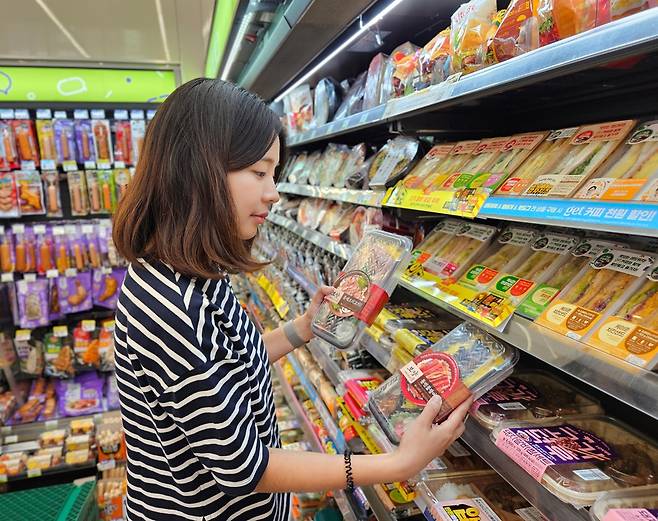 편의점 CU 매장 내에서 간편식 제품을 고르고 있다. /사진제공=BGF리테일