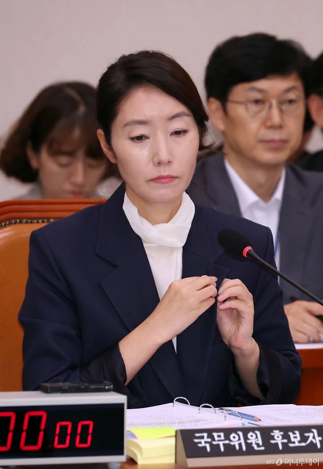 [서울=뉴시스] 고승민 기자 = 강선우 여성가족부 장관 후보자가 14일 서울 여의도 국회에서 열린 여성가족위원회의 인사청문회에서 국회의원 배지를 떼고 있다. 2025.07.14. kkssmm99@newsis.com /사진=고승민