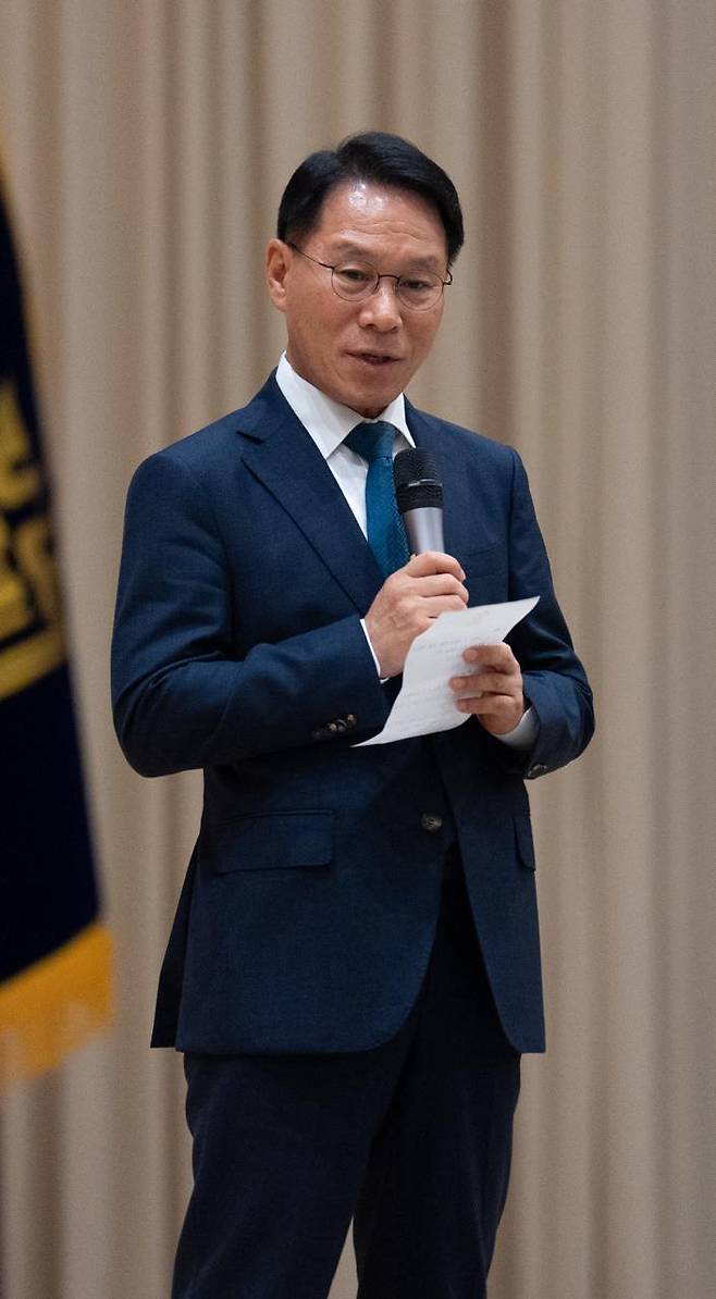 경호안전통제단은 23일 대통령실 청사에서 '2025년 APEC 정상회의 직원설명회'를 열고 100일 앞으로 다가온 APEC 정상회의의 전반적인 행사 준비 상황과 경호안전 중점 사안 등에 대해 공유했다. 황인권 경호안전통제단장이 직원들에게'K-APEC'의 성공적 개최를 위한 빈틈없는 준비를 당부하고 있다./사진=대통령실 제공