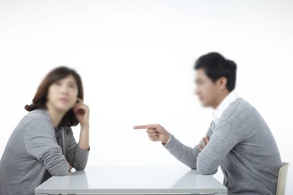아내의 지나친 집착과 의부증, 폭언 등으로 이혼을 고민 중이라는 사연이 전해졌다. 사진은 기사 내용과 직접적인 관련이 없음. /사진=클립아트코리아