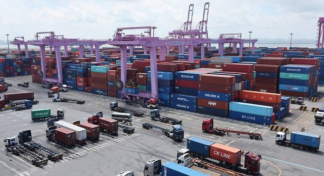 미국의 관세 부과 등으로 전자업계의 2분기 실적이 부진했을 전망이다. 사진은 인천 연수구 인천신항 컨테이너 터미널 전경. / 사진=뉴시스 전진환 기자