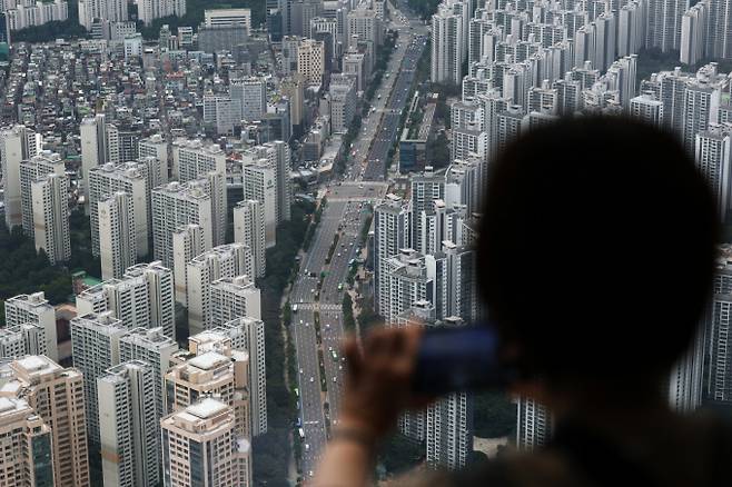 '6·27 부동산 대출규제' 시행이후 서울을 중심으로 생애 첫 주택을 구매한 무주택자 수가 감소한것으로 나타났다. 사진은 서울 송파구 롯데월드타워 전망대 서울스카이에서 바라본 시내 아파트 단지 모습. /사진=뉴스1