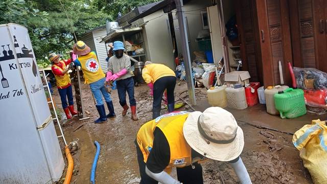 가평군에 기록적인 폭우로 대규모 피해가 발생한 가운데, 자원봉사 인력들이 복구작업을 벌이고 있다. 가평군 제공