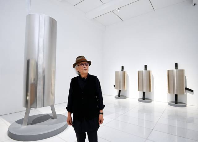 22일 서울 종로구 아라리오갤러리에서 만난 엄태정 조각가가 ‘낯선 자의 은신처’ 연작을 뒤로하고 서 있다. 엄 조각가는 “효율과 속도가 중시될수록 자기만의 은신처가 필요하다. 관조하는 삶이 인간성을 회복시킨다”고 강조했다. 박윤슬 기자