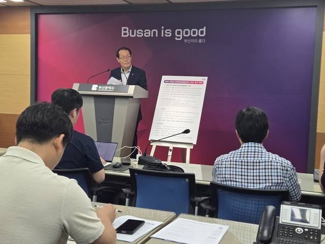 23일 이준승 부산시 경제부시장이 내년 세계도서관정보대회(WLIC) 개최지로 부산이 선정된 배경에 대해 설명하고 있다.