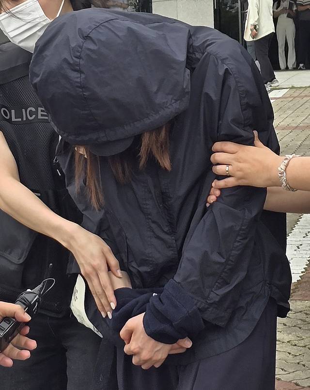 시험기간 중 학교에 무단 침입한 혐의(건조물 침입 등)로 구속 영장이 청구된 학부모 B(40대) 씨가 15일 대구지법 안동지원에서 구속 전 피의자 심문(영장실질심사)을 받은 후 취재진에게 질문을 받고 있다. 연합뉴스