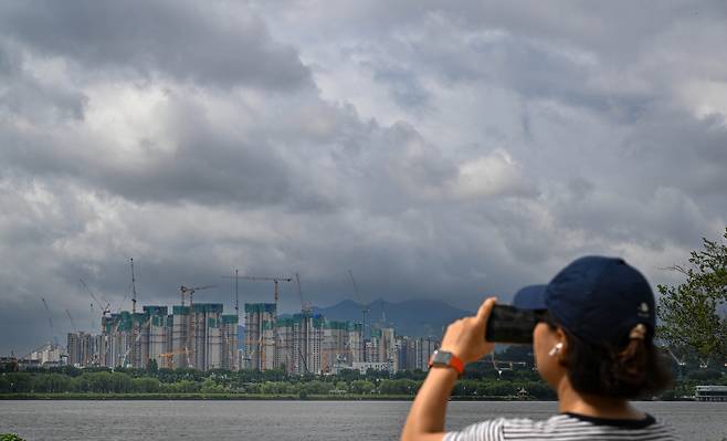 정부의 가계부채 관리 대책으로 집값 상승 기대가 큰 폭으로 꺾였다. 사진은 서울 용산구 한강공원에서 바라본 서초구의 한 아파트 건설 현장 모습 [헤럴드DB]