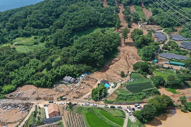 지난 20일 오후 경남 산청군 산청읍 부리 내부마을이 전날 내린 폭우와 산사태로 파괴돼 원래 형태를 알아볼 수 없을 정도다. [연합]