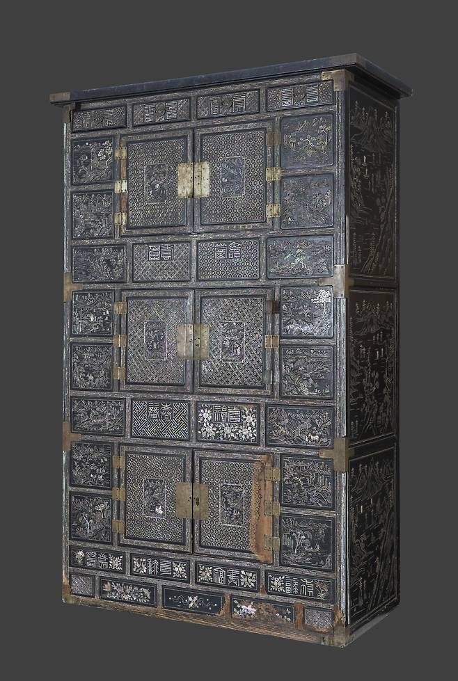 나전산수무늬삼층장 [국가유산청]