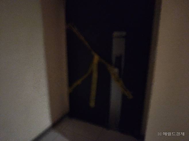 지난 20일 총격 사건이 발생한 인천 연수구 송도동의 사건 현장. 현관에 경찰 통제선이 쳐져 있다. 이영기 기자.