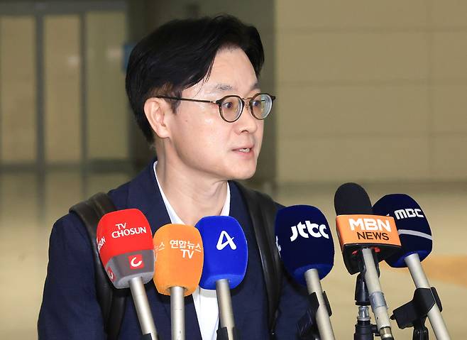 김정관 산업통상자원부 장관이 대미 통상 협상과 관련, 23일 인천국제공항을 통해 미국 워싱턴으로 출국하며 기자의 질문에 답하고 있다. [연합]