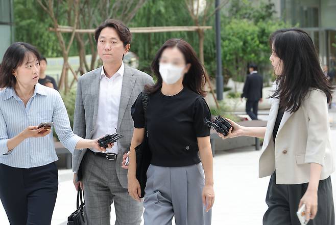 김건희 여사 일가의 집사로 알려진 김예성 씨의 부인 정모 씨가 23일 서울 종로구 KT광화문빌딩에 마련된 김건희 여사 관련 의혹을 수사 중인 민중기 특별검사팀 사무실에 출석하고 있다. [연합]