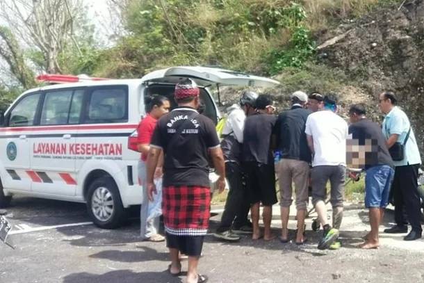 지난 18일(현지시간) 오후 12시 30분쯤 인도네시아 발리 남(南)쿠타 지역 타나바락 해변 근처에서 패러글라이딩을 하던 40대 한국인 남녀가 바다로 추락해 사망했다고 현지 경찰이 밝혔다. 사진은 주민들이 의식을 잃은 피해자를 병원으로 옮기기 위해 구급차에 싣는 모습. [콤파스 갈무리]