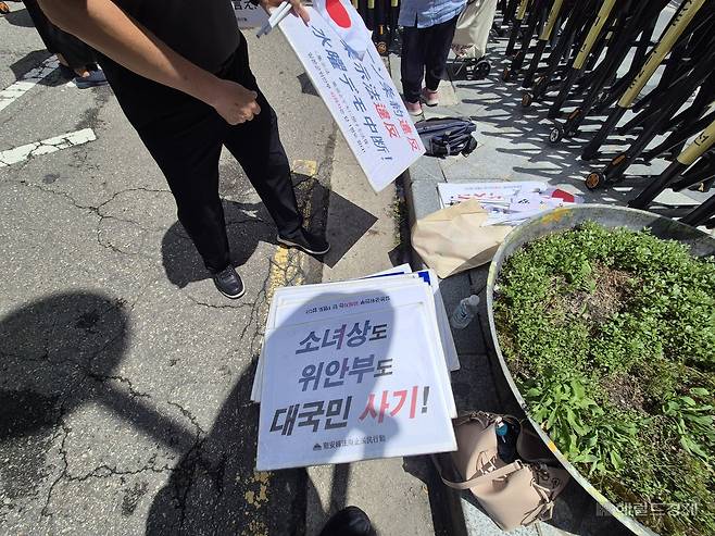 23일 오후 12시께 ‘소녀상 철거 챌린지’를 이어온 위안부법폐지국민행동과 국민계몽운동본부등 우익단체는 소녀상 주변 좌·우 인도와 1개 차로에서 ‘위안부사기 중단 촉구집회’를 열었다. 집회 참가자들은 ‘소녀상도 위안부도 대국민 사기’, ‘위안부는 성매매 여성’이라 적힌 손팻말을 들었다. 김도윤 기자