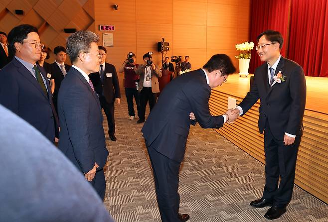 임광현 신임 국세청장이 23일 정부세종청사 국세청 대강당에서 열린 취임식에서 직원들과 인사를 나누고 있다. [연합]