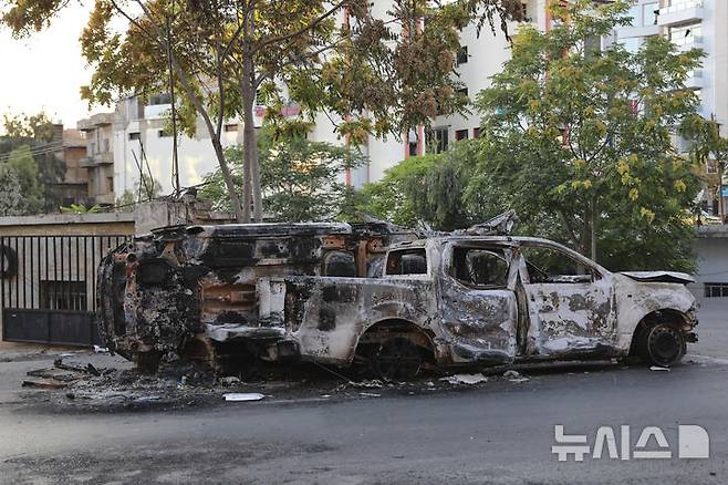 [수와이다=AP/뉴시스] 지난 21일(현지 시간) 시리아 수와이다 거리에 베두인족과 드루즈족 간 충돌로 불에 탄 차량 잔해가 남아 있다. 튀르키예는 22일 이스라엘을 겨냥해 시리아 분열을 시도할 경우 직접 개입할 것이라고 경고했다. 2025.07.23.