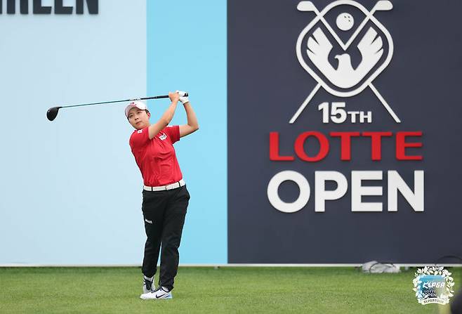 [서울=뉴시스] 3일 인천 청라에 위치한 베어즈베스트청라CC에서 열린 '제15회 롯데오픈' 1R 김효주가 10번홀에서 티샷을 하고 있다. (사진=KLPGA 제공) 2025.07.03. photo@newsis.com *재판매 및 DB 금지