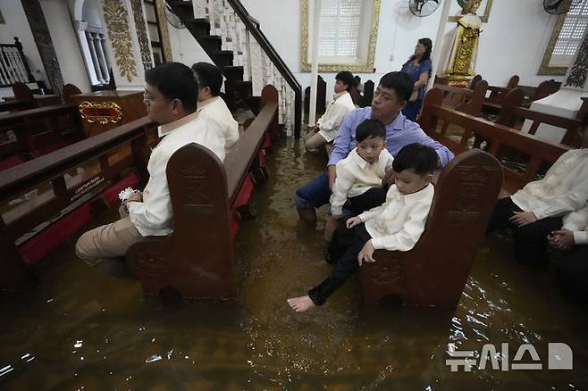 [말로로스=AP/뉴시스]    Le 22 (heure locale), les invités participent au mariage tenu à l'église de Maloros Barrassain à Bulacan, aux Philippines. 2025.07.23.