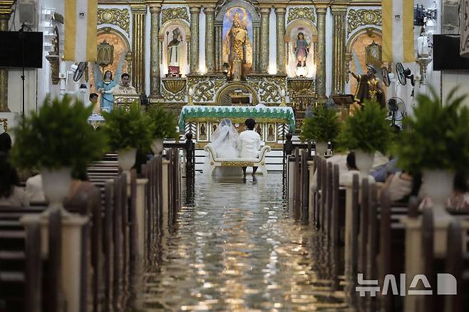 [말로로스=AP/뉴시스]    Le mariage a eu lieu à l'église de Maloros Barrassain à Bulacan, aux Philippines, le 22. 2025.07.23.