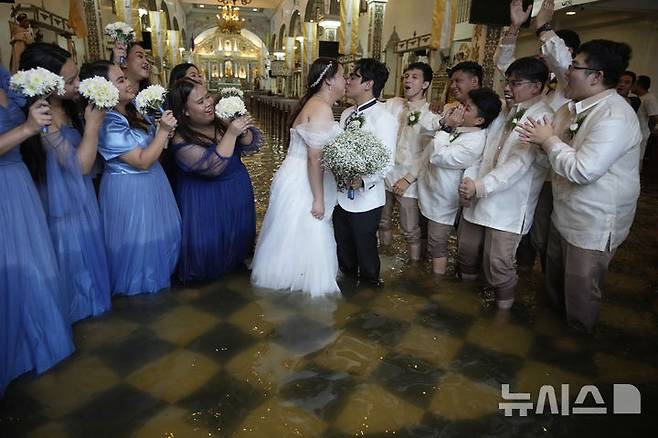 [말로로스=AP/뉴시스]    Le 22 (heure locale), la paire de mariage du mariage a eu lieu à l'église Maloros Barrassoin à Bulacan, aux Philippines. 2025.07.23.
