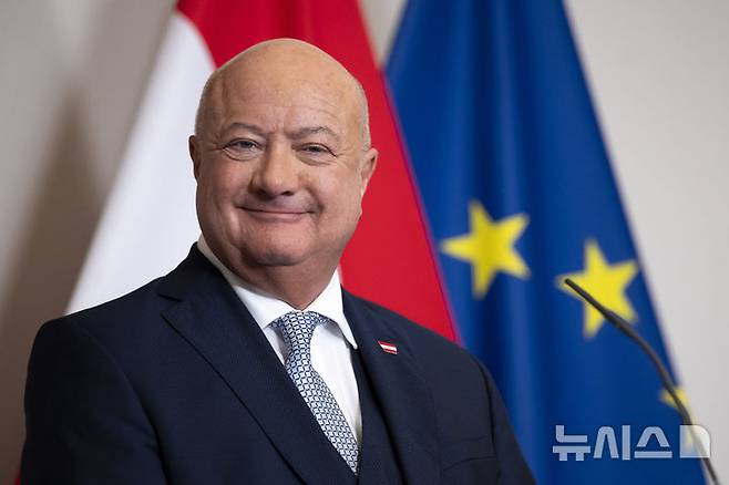 [빈=AP/뉴시스]크리스티안 슈토커 오스트리아 총리. 영국 중립국인 오스트리아의 국방예산을 7년 동안 2배로 늘리는 계획을 추진하고 있다. 2025.7.23.